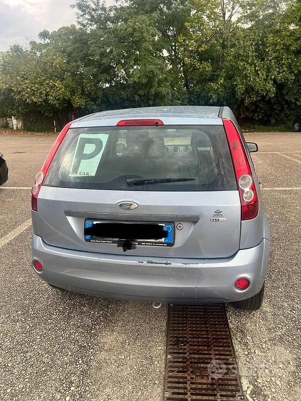 Grigio Usata 2006 Ford Fiesta Due volumi | 2000 € (Buon prezzo) - Immagine 1/4