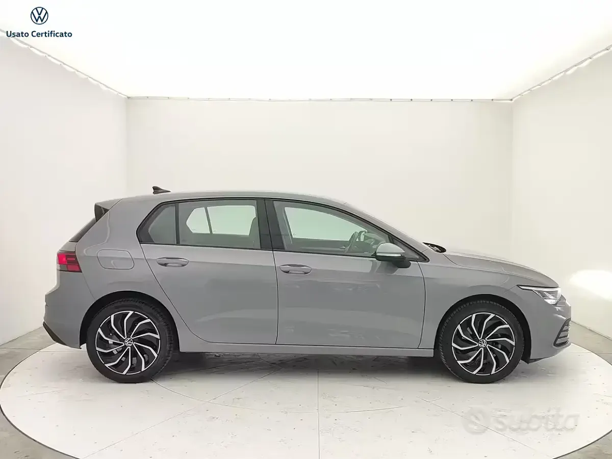 Usata VW Golf VIII Life 131 CV (96 kW) 2023 Grigio Berlina