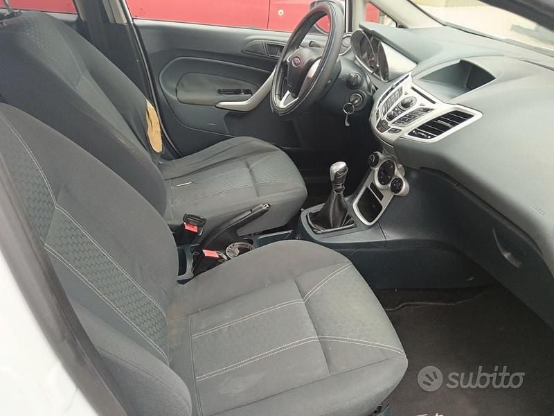 Usata Ford Fiesta 97 CV (71 kW) 2009 Bianco Berlina