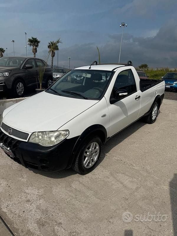 Usata Fiat Strada 84 CV (61 kW) 2010 Bianco Pick-up