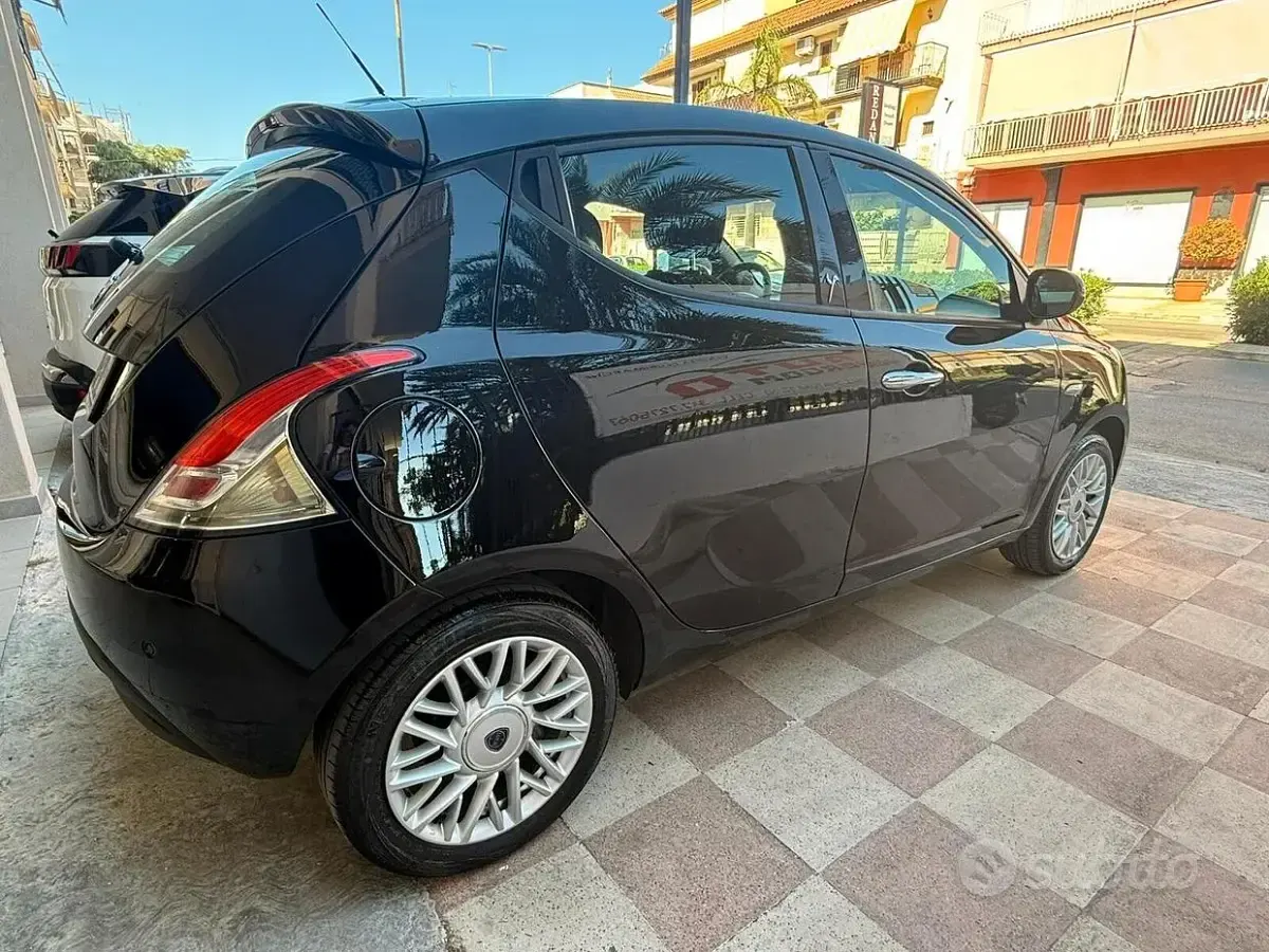 Usata Lancia Ypsilon Gold 69 CV (50 kW) 2015 Nero Utilitaria