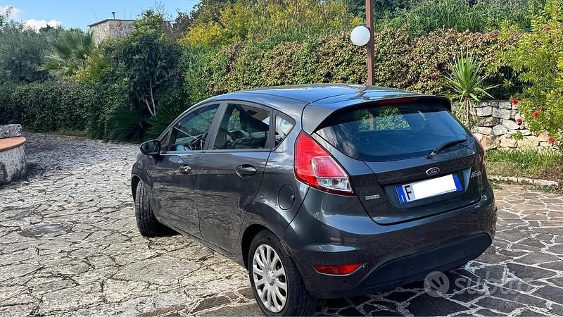 Usata Ford Fiesta 100 CV (73 kW) 2017 Grigio Utilitaria