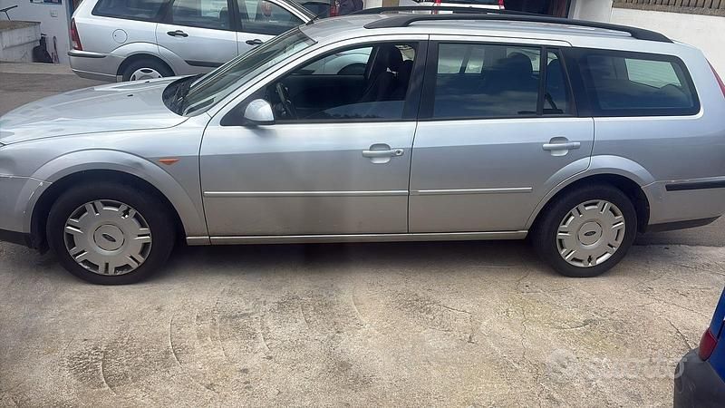Begagnad Ford Mondeo 2003 Grå