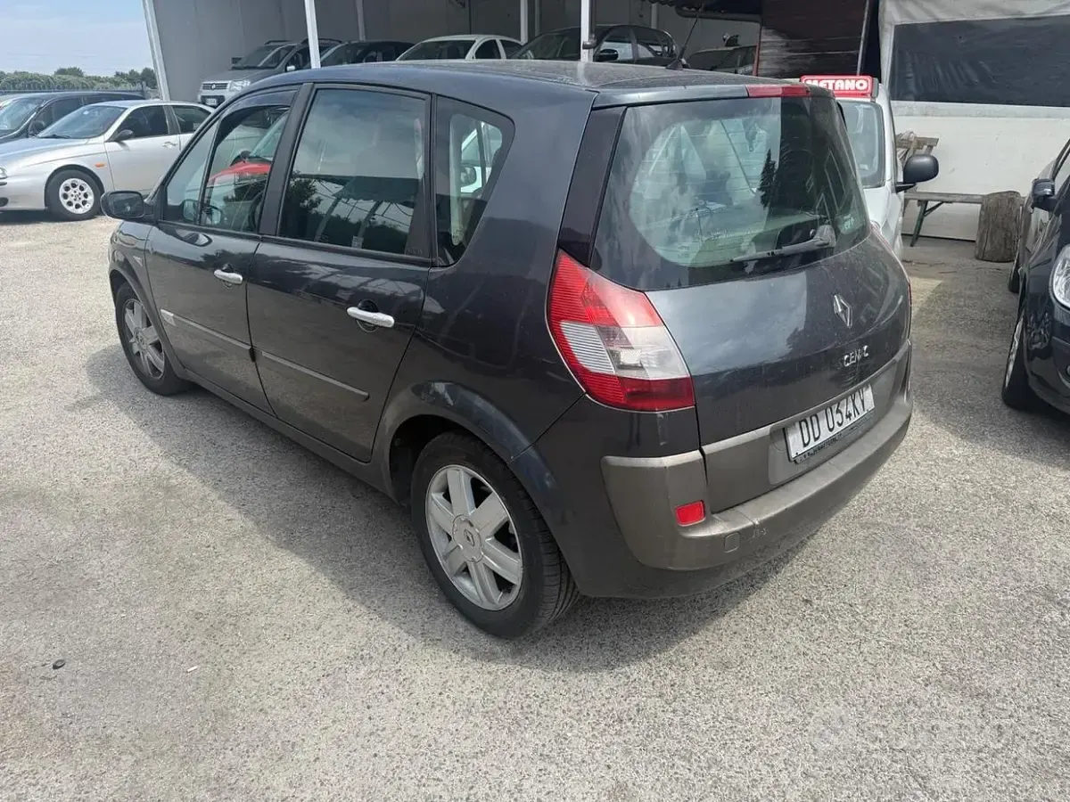 Usata Renault Scénic II 106 CV (77 kW) 2006 Grigio Monovolume