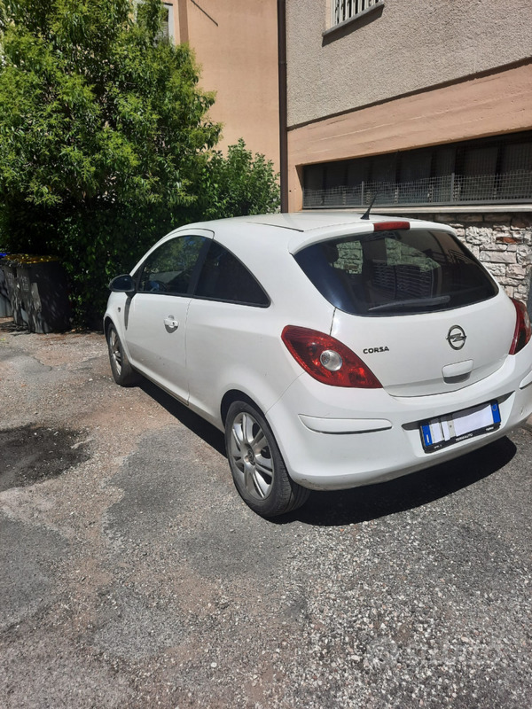 Usato 2011 Opel Corsa Benzin (3.000 €)
