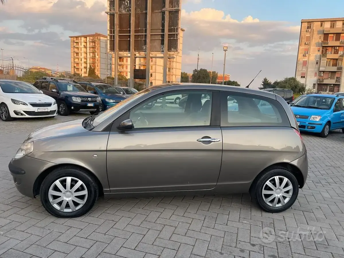 Usata Lancia Ypsilon 70 CV (51 kW) 2004 Marrone Utilitaria
