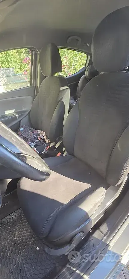 Usata Lancia Ypsilon 69 CV (50 kW) 2015 Grigio Utilitaria