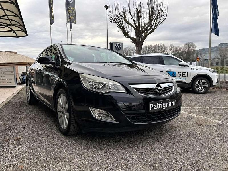 Usata Opel Astra Cosmo 125 CV (91 kW) 2010 Nero metallizzato Berlina