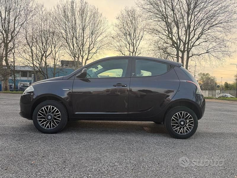 Usata Lancia Ypsilon Gold 85 CV (62 kW) 2014 Viola Utilitaria