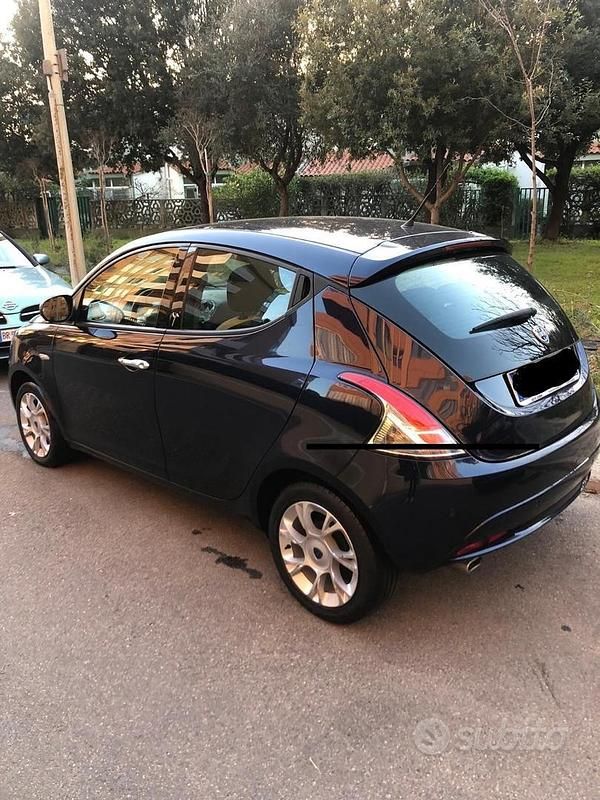 Usata Lancia Ypsilon Gold 95 CV (69 kW) 2016 Blu Utilitaria