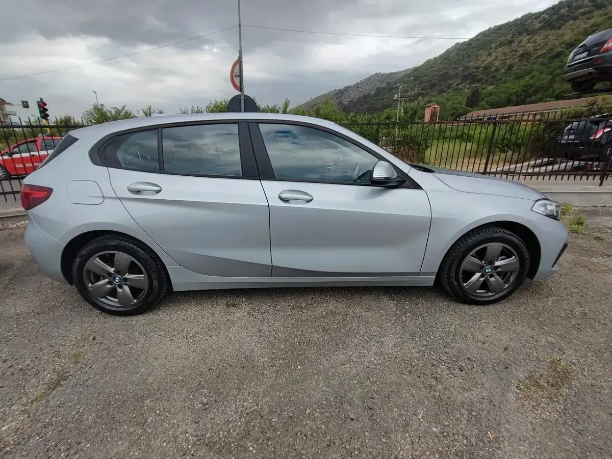 Usado BMW 116 Sport Line 116 CV (85 kW) 2021 Plateado Utilitario