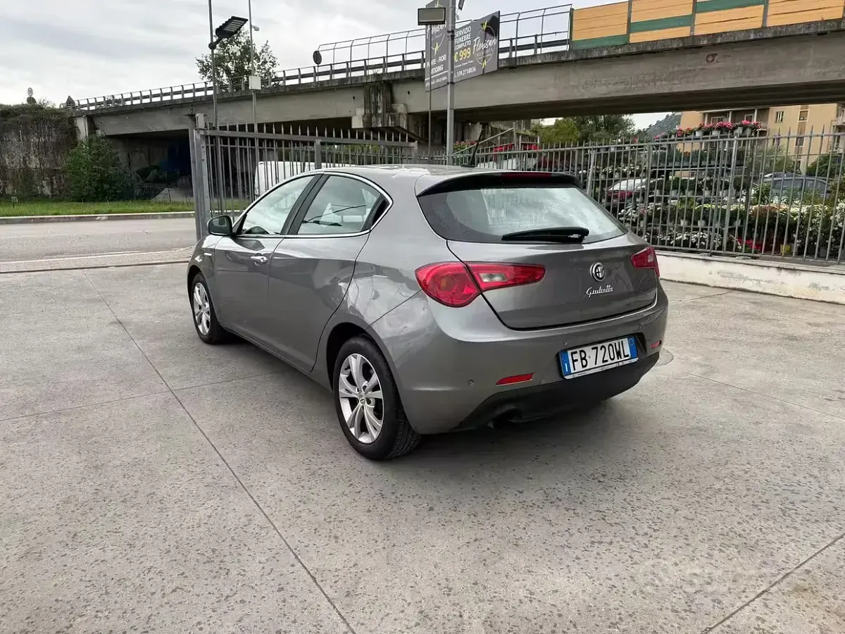 Usata Alfa Romeo Giulietta 105 CV (77 kW) 2013 Grigio Utilitaria