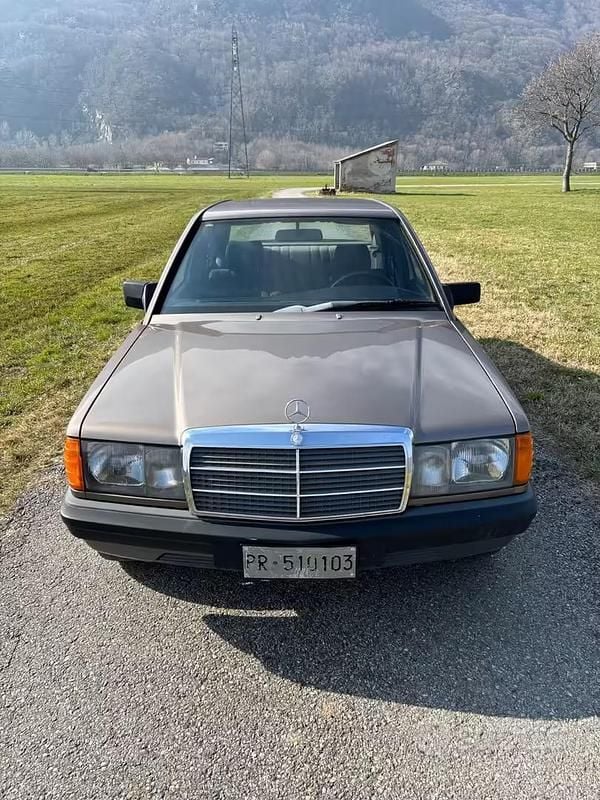 Usata Mercedes 190 90 CV (66 kW) 1988 Marrone Berlina