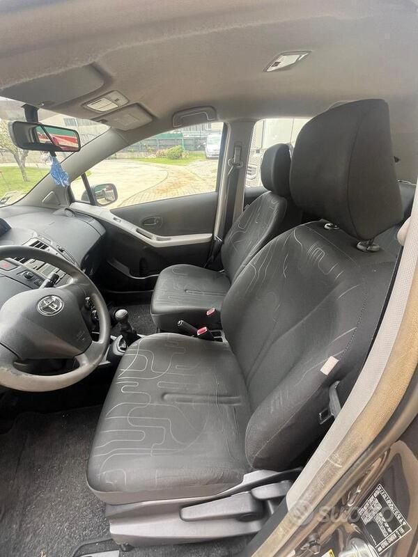 Usata 2011 Toyota Yaris Due volumi | 5500 € (Buon prezzo) - Immagine 1/4