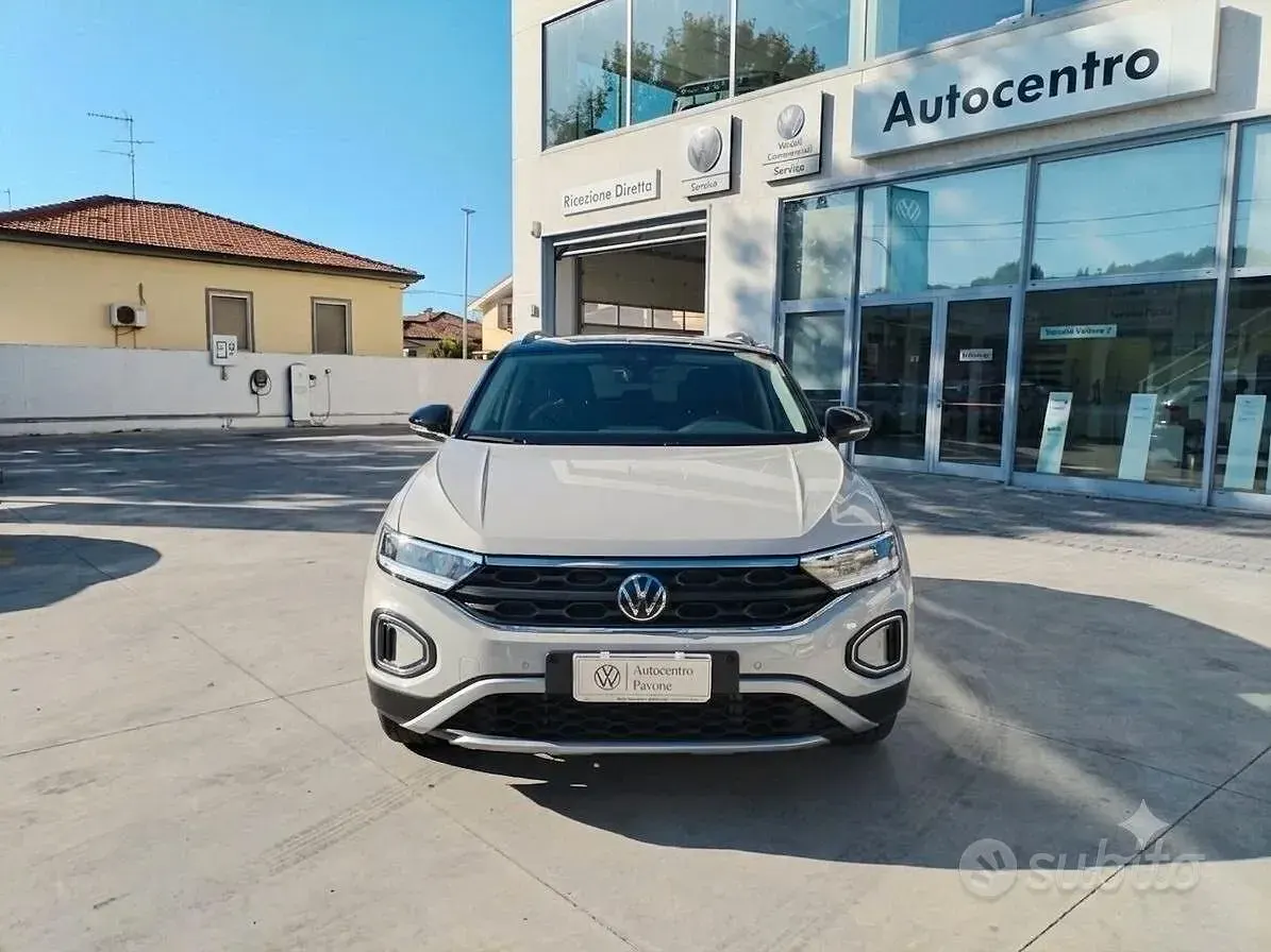 Usata VW T-Roc Pro 116 CV (85 kW) 2025 Indium grey met. / nero SUV