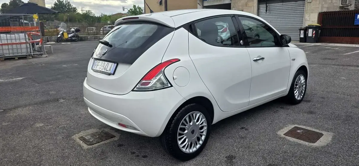 Usata Lancia Ypsilon Gold 69 CV (50 kW) 2016 Beige Utilitaria