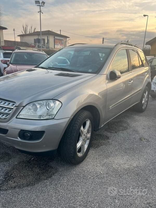 Usata Mercedes ML320 224 CV (164 kW) 2007 Grigio SUV