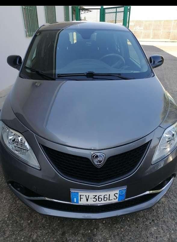 Usata Lancia Ypsilon Gold 69 CV (50 kW) 2019 Grigio Utilitaria