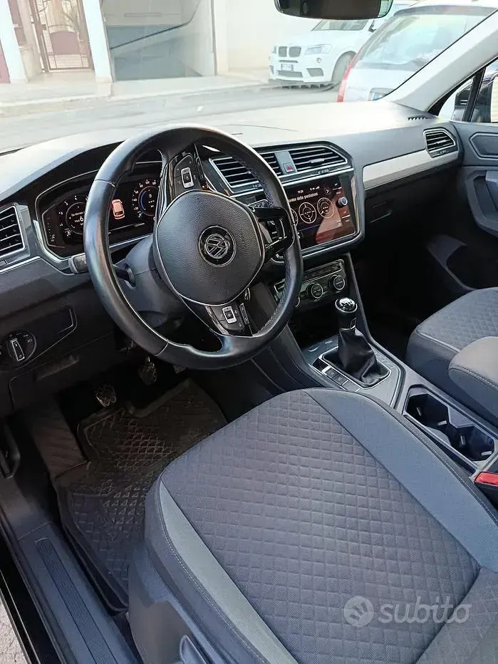 Usata VW Tiguan R-line 131 CV (96 kW) 2020 Nero SUV