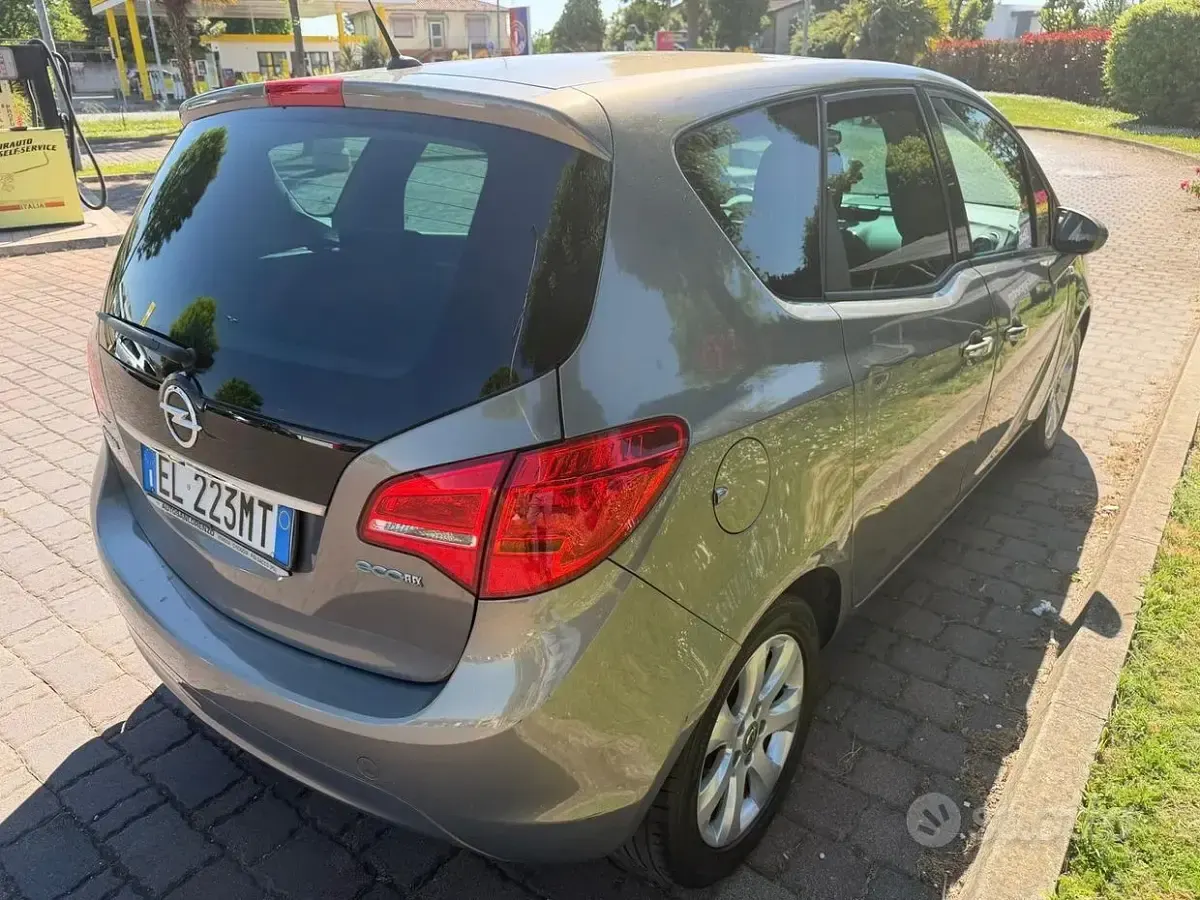 Begagnad Opel Meriva Cosmo 95 HK (69 kW) 2012 Brun Minibuss