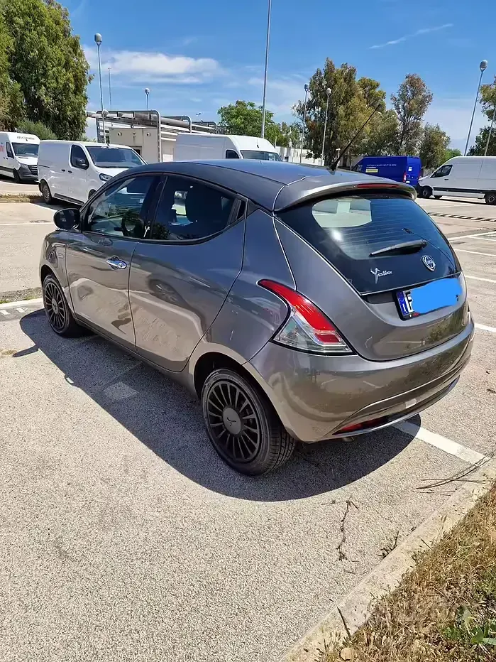 Usado Lancia Ypsilon 60 CV (44 kW) 2017 Gris Utilitario