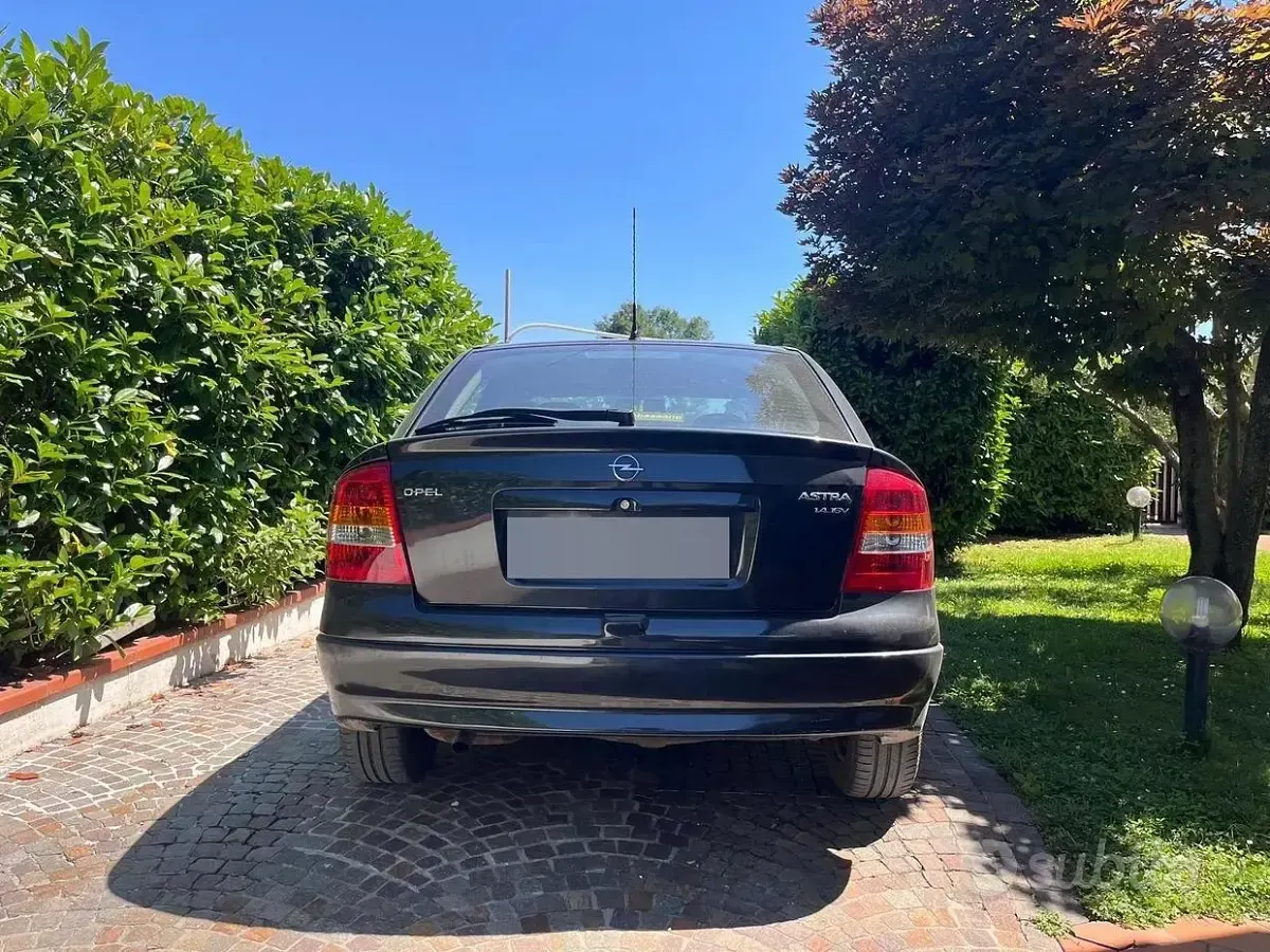 Usata Opel Astra 90 CV (66 kW) 1998 Nero Berlina