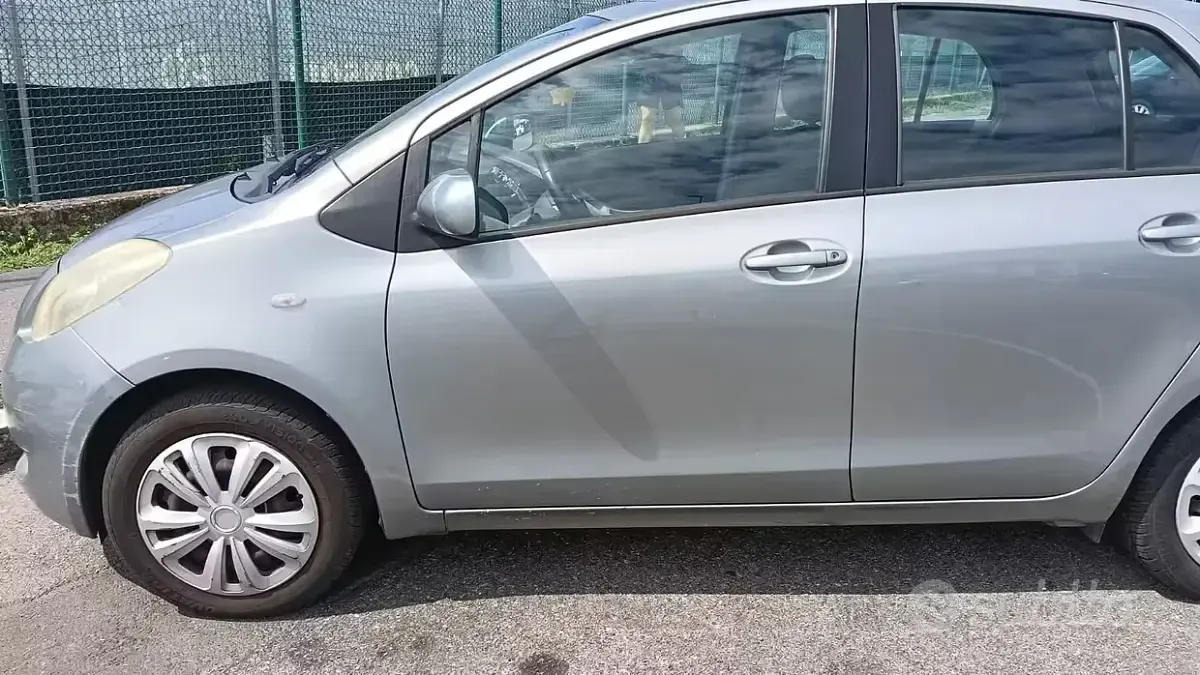 Usata Toyota Yaris 65 CV (47 kW) 2008 Grigio Utilitaria