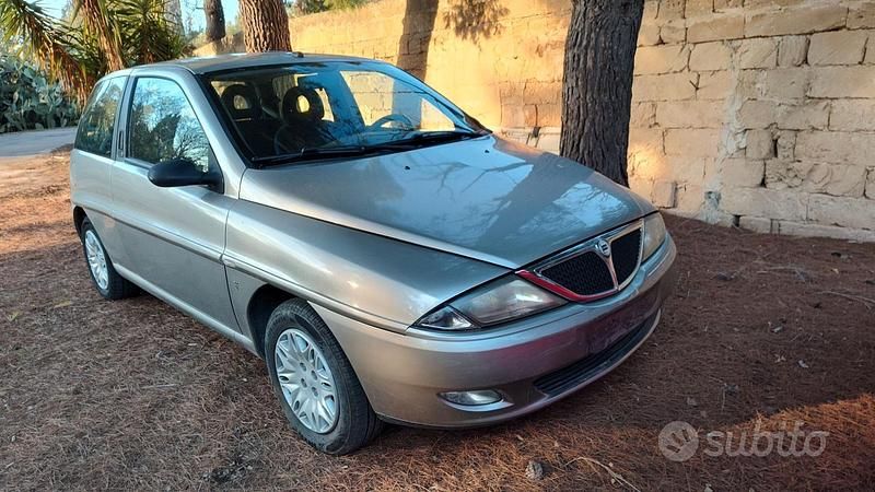 Usata Lancia Ypsilon 60 CV (44 kW) 2001 Grigio Utilitaria