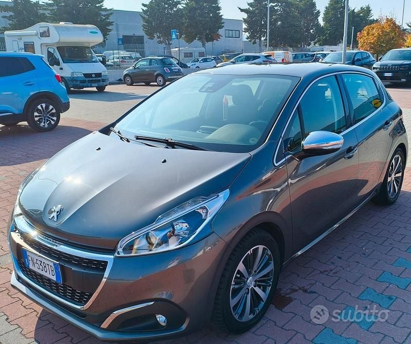 Grigio Usata 2018 Peugeot 208 Allure Due volumi | 7600 € (Super prezzo) - Immagine 1/4