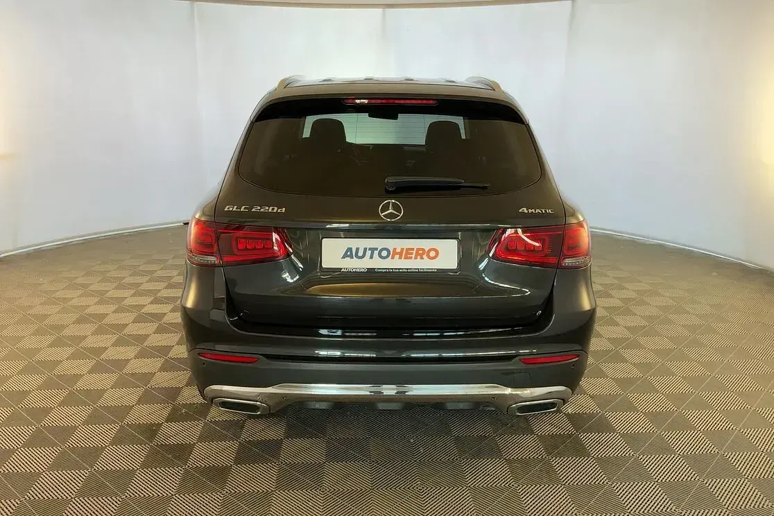 Begagnad Mercedes GLC220 Executive 194 HK (142 kW) 2022 Grå SUV