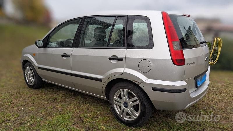 Usata Ford Fusion 68 CV (50 kW) 2002 Grigio Utilitaria
