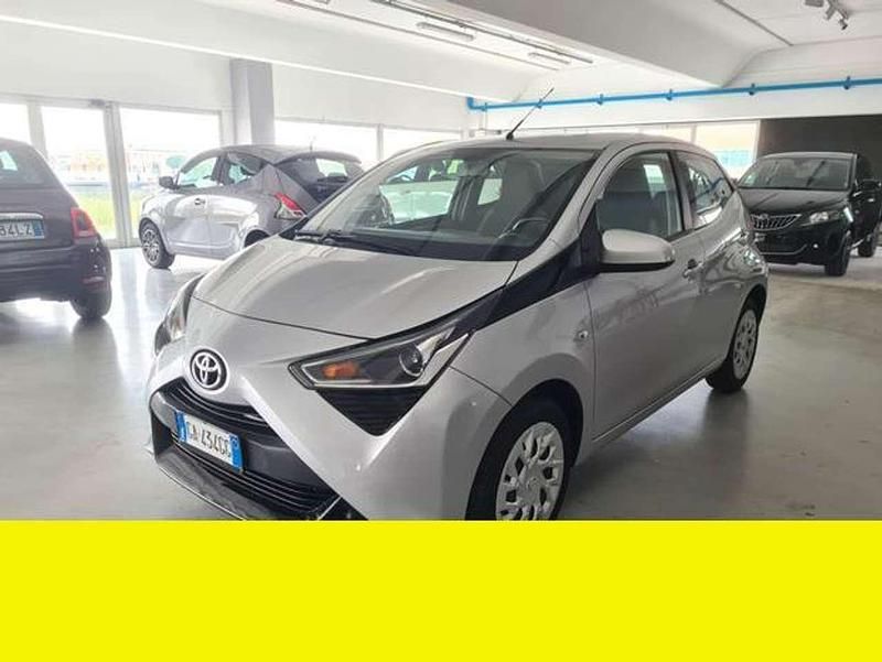 Grigio Usata 2020 Toyota Aygo Connect Style Due volumi | 10.900 € (Buon prezzo) - Immagine 1/4