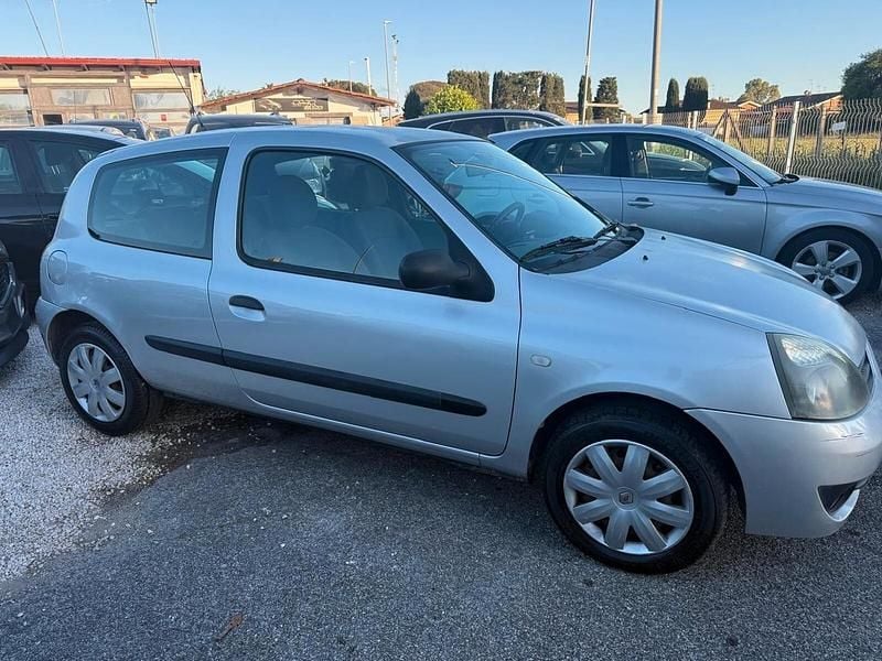 Begagnad Renault Clio II Dynamique 75 HK (55 kW) 2007 Silver Sedan