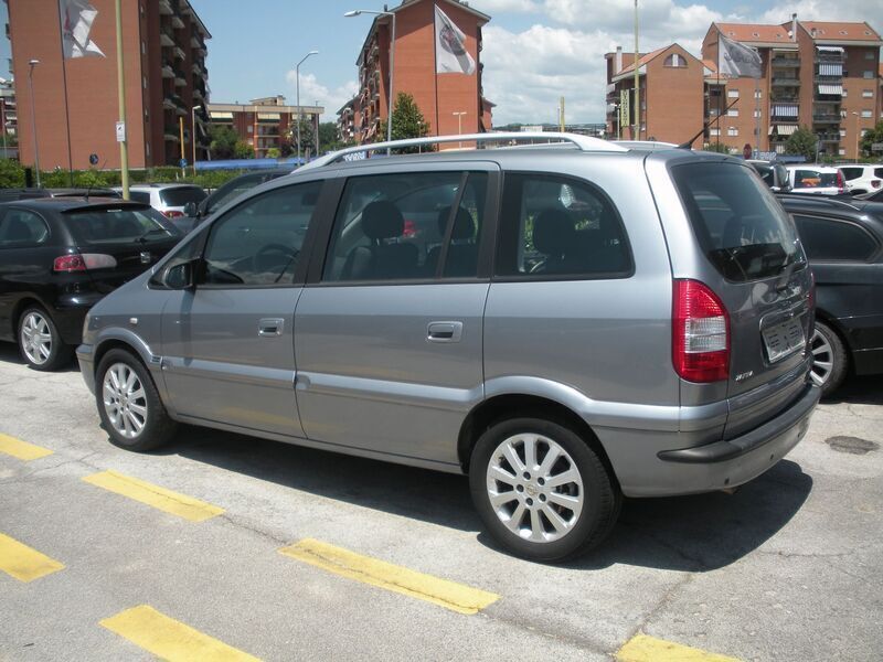 Usata Opel Zafira 101 CV (74 kW) 2004 Gray Monovolume