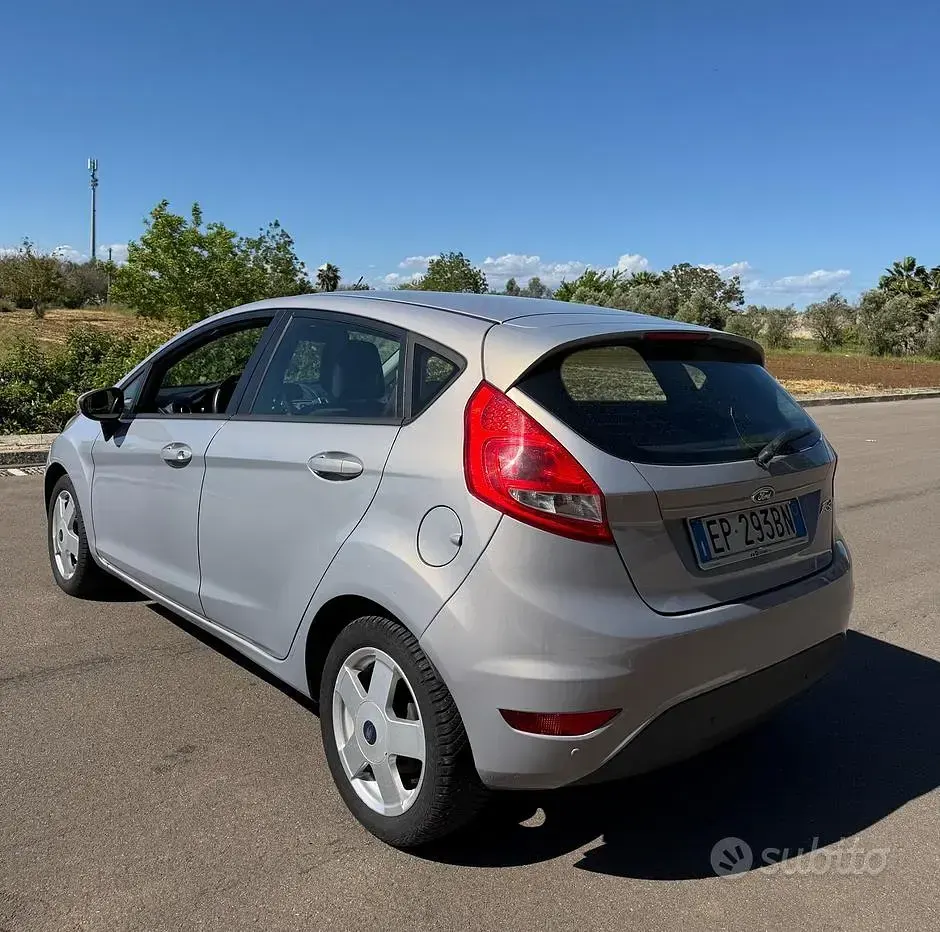 Usata Ford Fiesta Business Edition 92 CV (67 kW) 2012 Grigio Berlina
