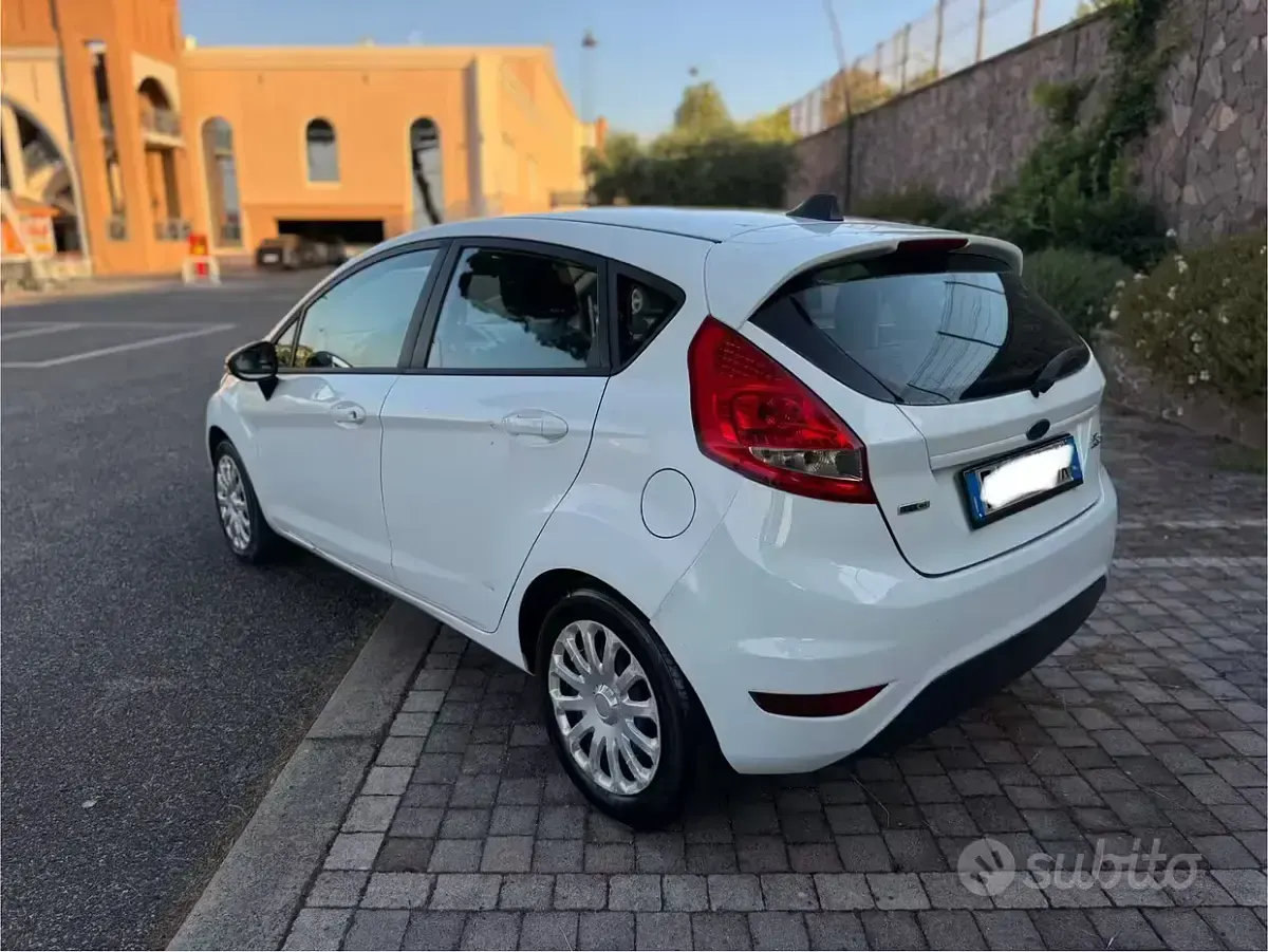 Usata Ford Fiesta 70 CV (51 kW) 2010 Bianco Berlina