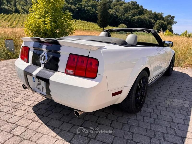 Usata Ford Mustang 213 CV (156 kW) 2006 Bianco Cabrio