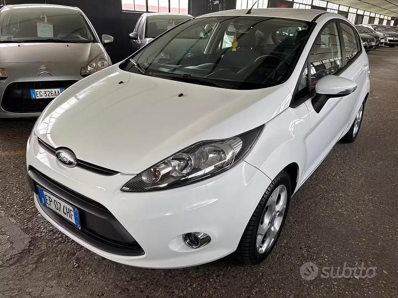 Usata Ford Fiesta Titanium 71 CV (52 kW) 2012 Bianco Berlina