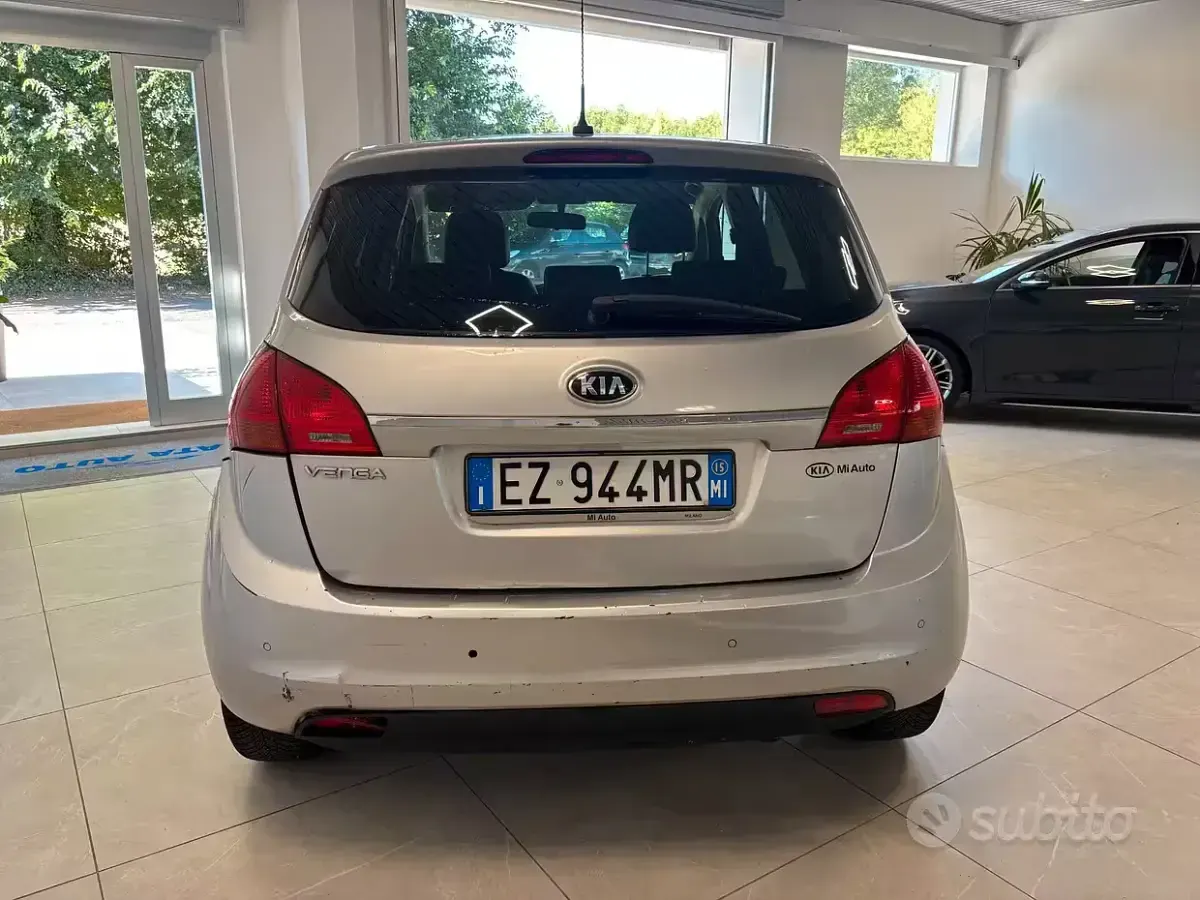 Usata Kia Venga 90 CV (66 kW) 2016 Grigio Utilitaria