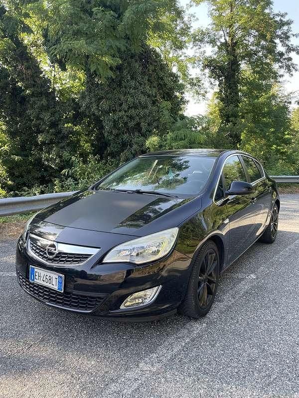 Usata Opel Astra Cosmo 116 CV (85 kW) 2011 Nero Berlina