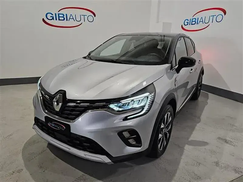 Usata Renault Captur Techno 145 CV (106 kW) 2023 Grigio chiaro SUV