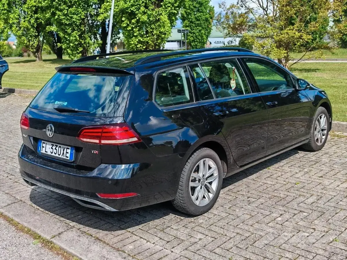 Second-hand VW Golf VII Executive 116 CP (85 kW) 2017 Negru Break