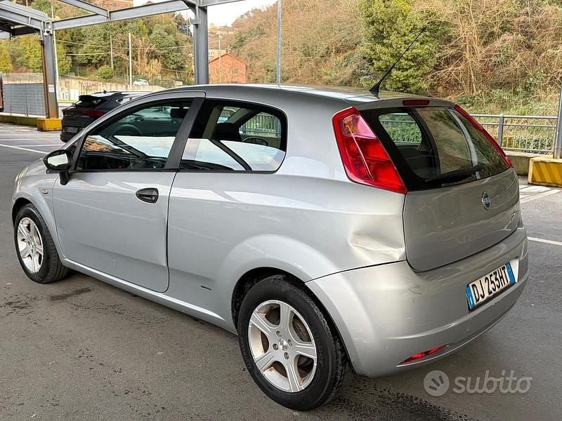 Usata Fiat Grande Punto Dynamic 65 CV (47 kW) 2007 Grigio Utilitaria