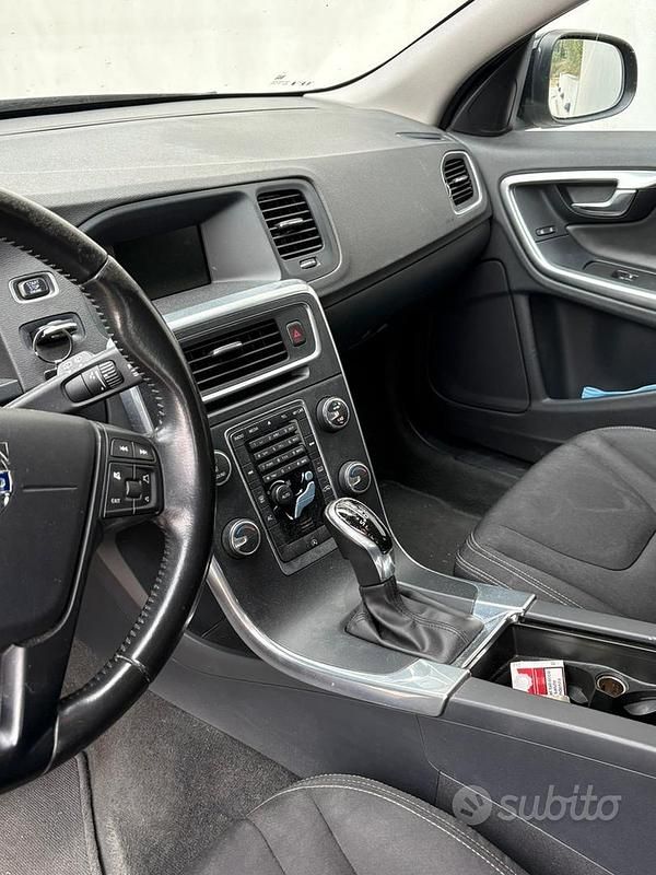 Usata Volvo V60 190 CV (139 kW) 2016 Nero Station wagon