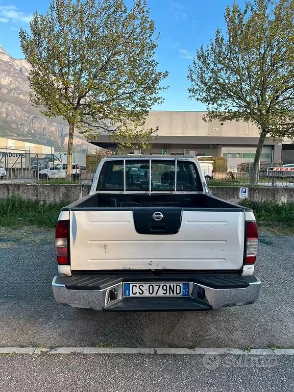 Usata Nissan Navara 133 CV (97 kW) 2004 Bianco Pick-up