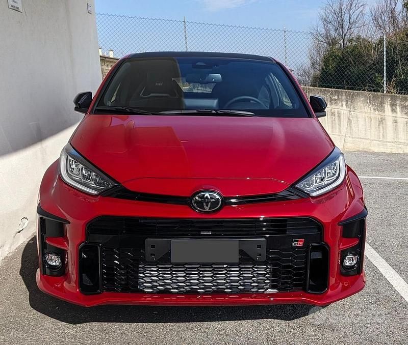 Usata Toyota Yaris 261 CV (191 kW) 2024 Rosso Utilitaria