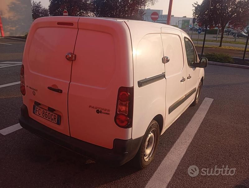 Käytetty Peugeot Partner 99 HP (72 kW) 2016 Tila-auto
