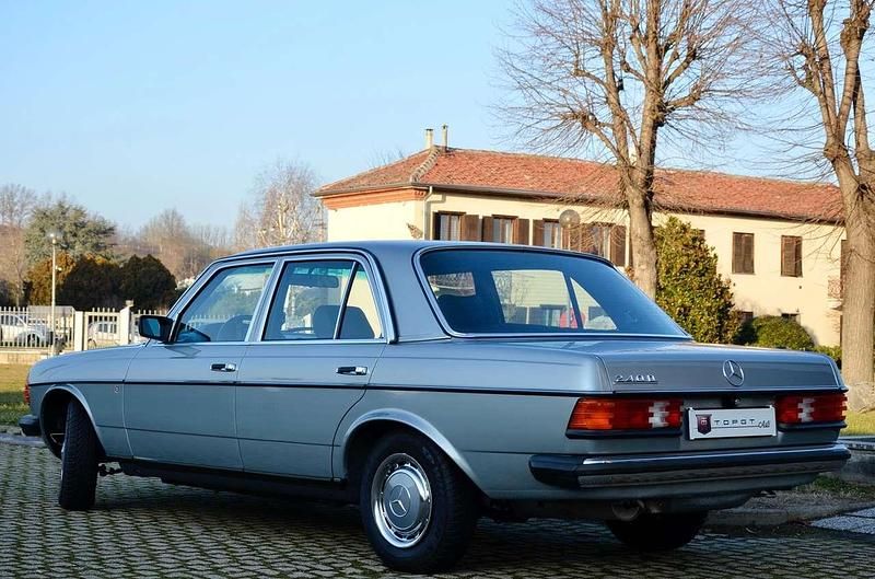 Usata Mercedes 240 72 CV (52 kW) 1982 Grigio Berlina