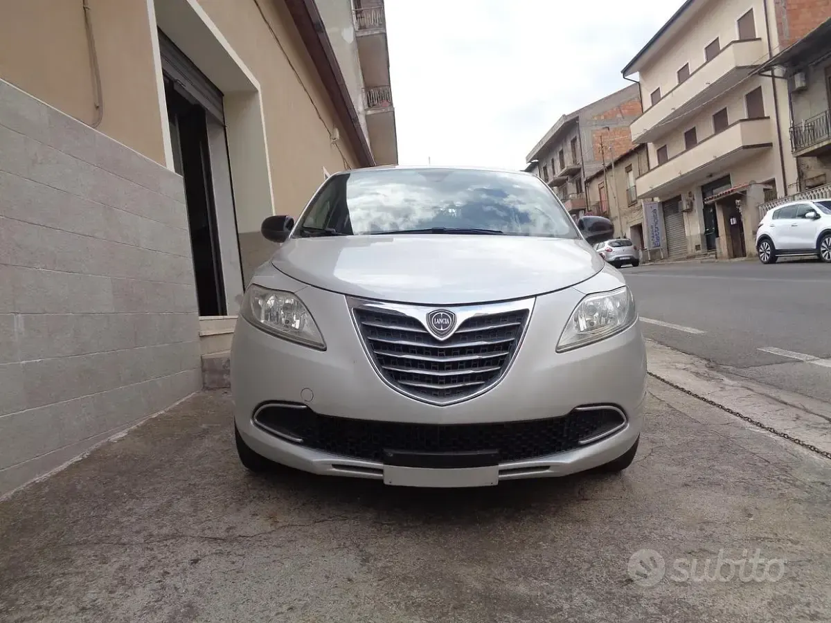 Usata Lancia Ypsilon Gold 95 CV (69 kW) 2013 Grigio Utilitaria