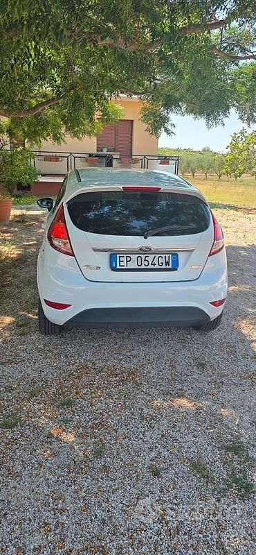Usata Ford Fiesta Titanium 75 CV (55 kW) 2013 Bianco Utilitaria